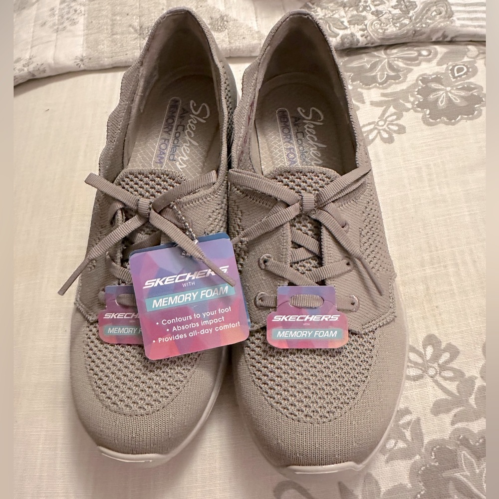 Skechers women’s size 8 memory foam shoes